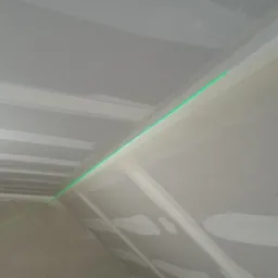 Wyznaczanie górnej linii skosów przy pomocy lasera i następnie montaż taśmy tuff tape