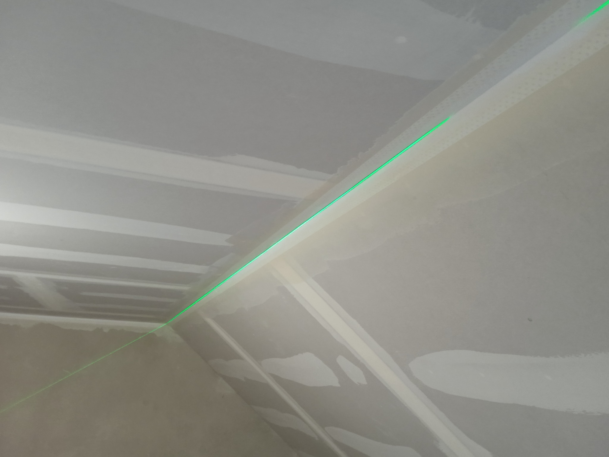 Wyznaczanie górnej linii skosów przy pomocy lasera i następnie montaż taśmy tuff tape