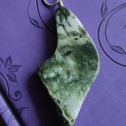 Kamień polski zielony, wisiorek zaczep srebro.