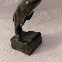 Delfin figurka szachowa.