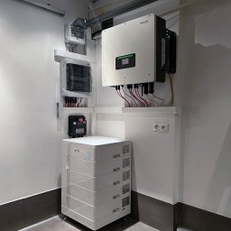 Instalacja z falownikiem hybrydowym Sofar i magazynem energii 10 kWh.