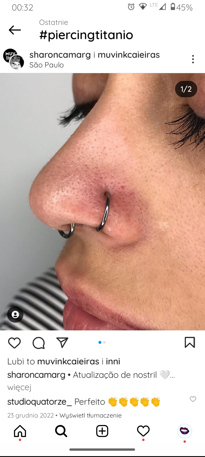 Zbliżenie na nos z dwoma srebrnymi kolczykami typu kółko, przekłutymi w obu nozdrzach.