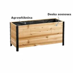 Prostokątna skrzynia na rośliny z jasnego drewna sosnowego, wzmocniona czarnymi, metalowymi elementami narożnymi, wyłożona wewnątrz czarną agrowłókniną.
