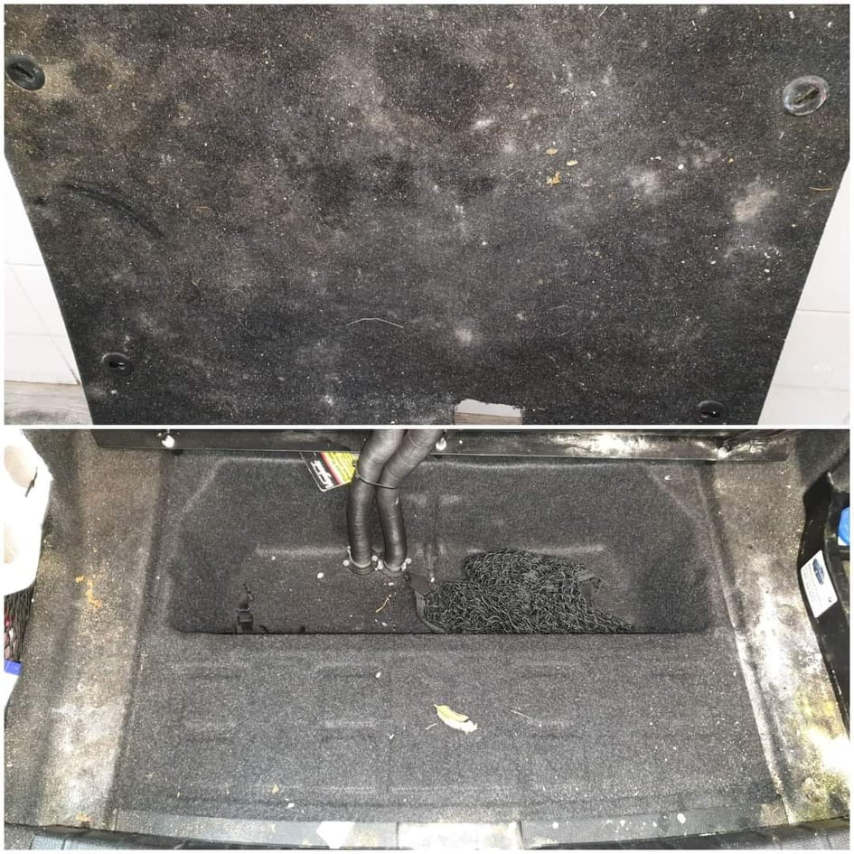 Dwa ujęcia: górne przedstawia bardzo brudną, szarą wykładzinę z widocznymi plamami i zabrudzeniami; dolne ukazuje bagażnik samochodu z podobnie zabrudzoną wykładziną, w tle widoczne rury i siatka.