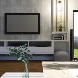 Salon w nowoczesnym stylu z szarą ścianą imitującą beton, białą szafką RTV, telewizorem, drewnianymi lamelami, wiszącą lampą i widokiem za oknem.