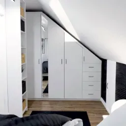Sypialnia ze skosem z szafa na wymiar .