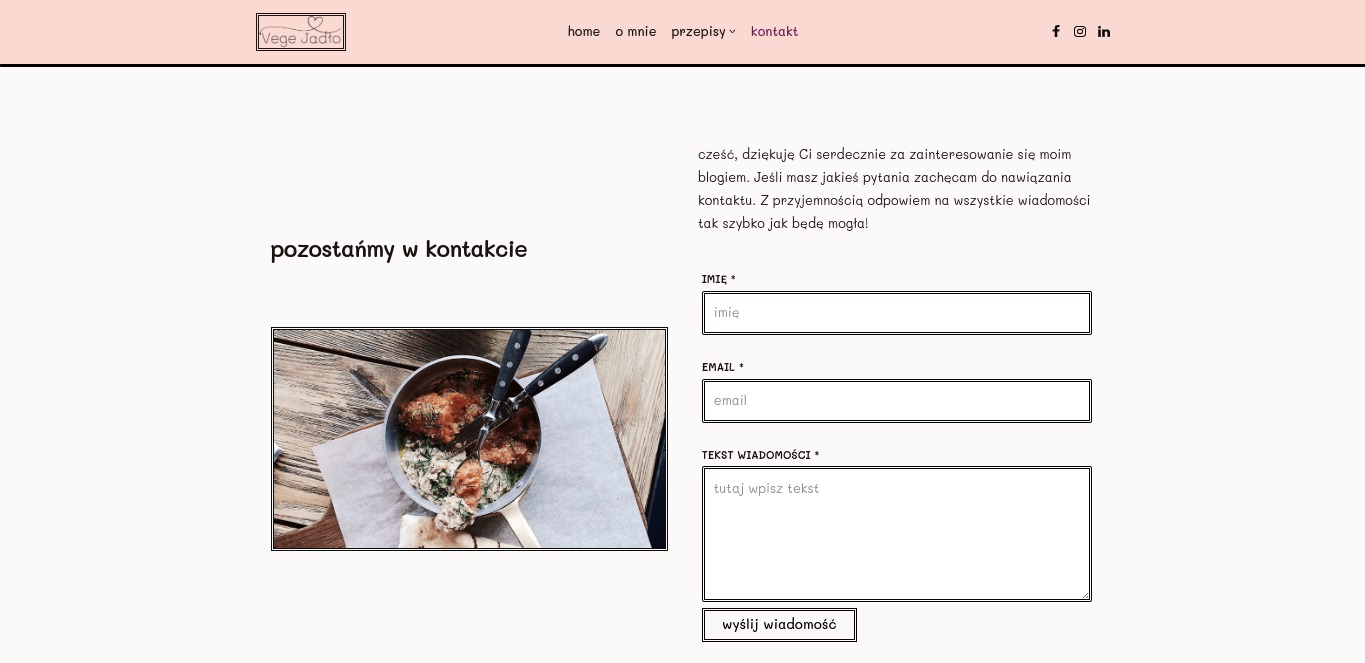 Strona internetowa bloga kulinarnego z formularzem kontaktowym i zdjęciem potrawy w metalowej patelni na drewnianym stole.