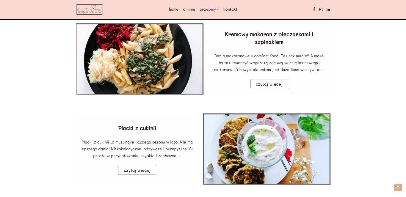 Zdjęcie fragmentu strony internetowej z artykułami o tematyce kulinarnej, prezentujące dania wegańskie: kremowy makaron z pieczarkami i szpinakiem, placki z cukinii.