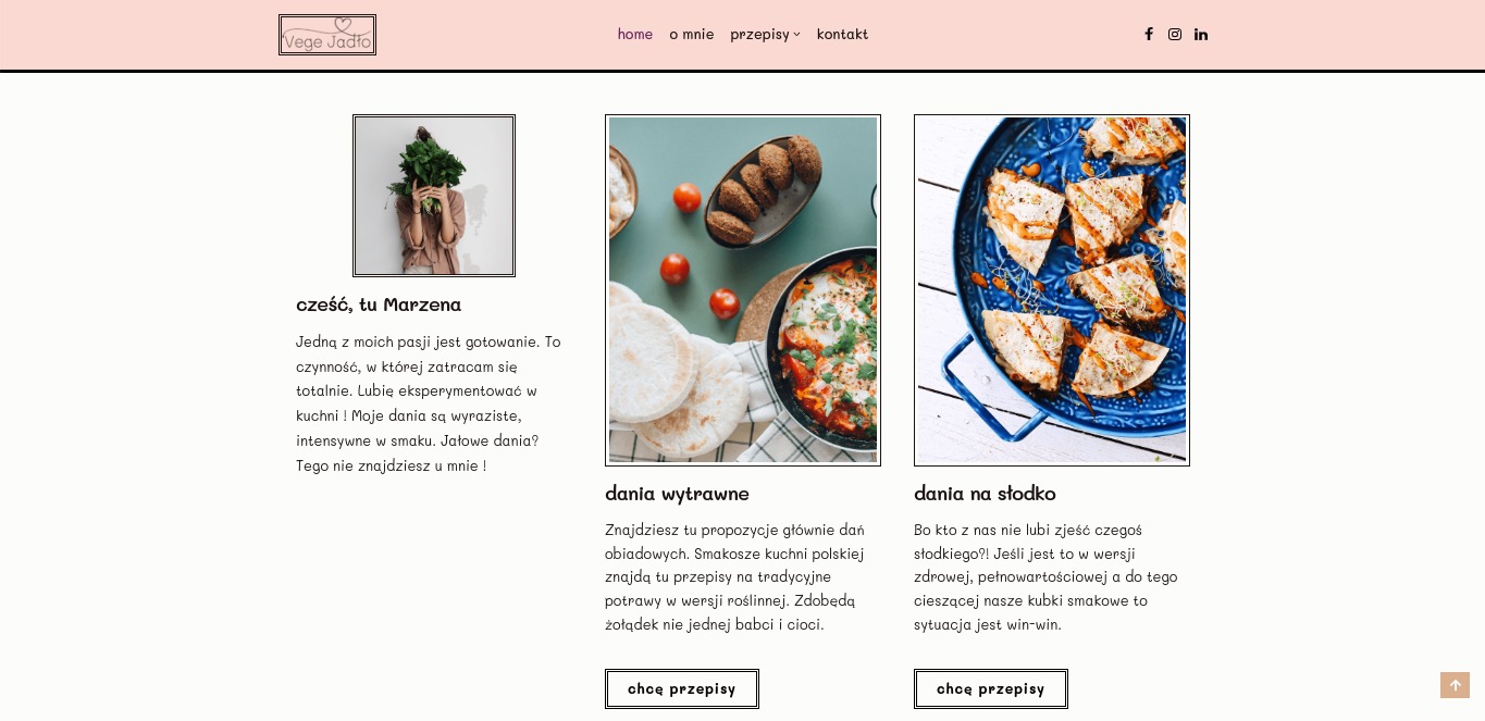 Układ strony internetowej bloga kulinarnego z trzema sekcjami: zdjęcie osoby z ziołami, danie wytrawne w patelni i słodkie danie na niebieskim talerzu.