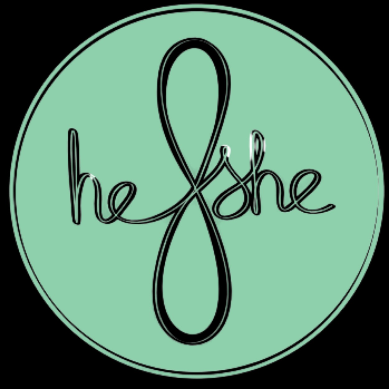Czarno-białe logo 'he&she' na okrągłym, miętowym tle.