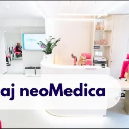 Jasne, nowoczesne wnętrze recepcji kliniki medycznej z dwiema pracownicami za biurkami i rośliną doniczkową na blacie.