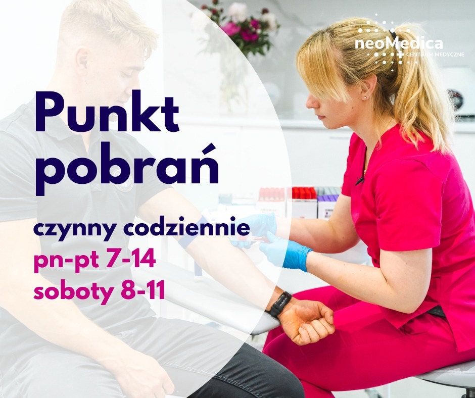 Pielęgniarka w różowym uniformie pobiera krew pacjentowi w punkcie pobrań NeoMedica, widoczna opaska uciskowa i igła w żyle, z informacją o godzinach otwarcia.