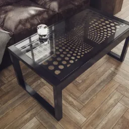 Czarny stolik kawowy z blatem z perforowanego metalu w geometryczny wzór, stojący na drewnianej podłodze ułożonej w jodełkę, obok skórzanej sofy z poduszkami i szklanką wody.