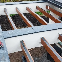 Opierzenie attyki bez widocznych mocowań