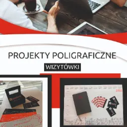 Prezentacja projektów poligraficznych: wizytówki w pudełku, zakładki z logo firmy, kalendarz biurkowy z notatnikiem, widoczne na stole obok laptopa i napoju, sugerujące środowisko pracy.