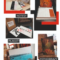 Kompozycja z kalendarzami biurkowymi i ściennymi, notatnikami, okularami, plakatem z motywem azjatyckim, obrazem na płótnie z widokiem morskim oraz fotoobrazem z aniołem, prezentująca różnorodne...