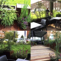 Aranżacja roślin w donicach na drewnianym tarasie zewnętrznym restauracji, z widokiem na budynek z czerwonej cegły i zaparkowane samochody.