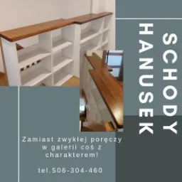 Białe regały z drewnianym blatem, pełniące funkcję poręczy schodowych. Nietypowe rozwiązanie z półkami wzdłuż schodów.