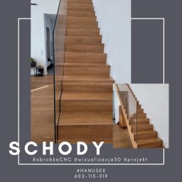 Zakład Stolarski usługowo produkcyjny B Hanusek - Nowoczesne schody drewniane z szklaną balustradą, widok z dołu, jasne wnętrze, naturalne oświetlenie. Widoczny fragment podłogi i drzwi.