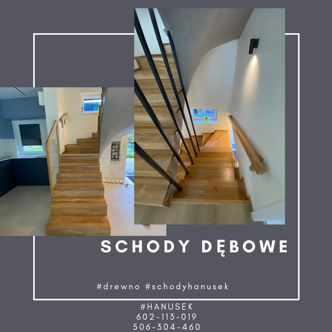 Dębowe schody z czarnymi, metalowymi balustradami i drewnianą poręczą, oświetlone lampą ścienną. Widok z góry na jasne drewno i nowoczesny design.