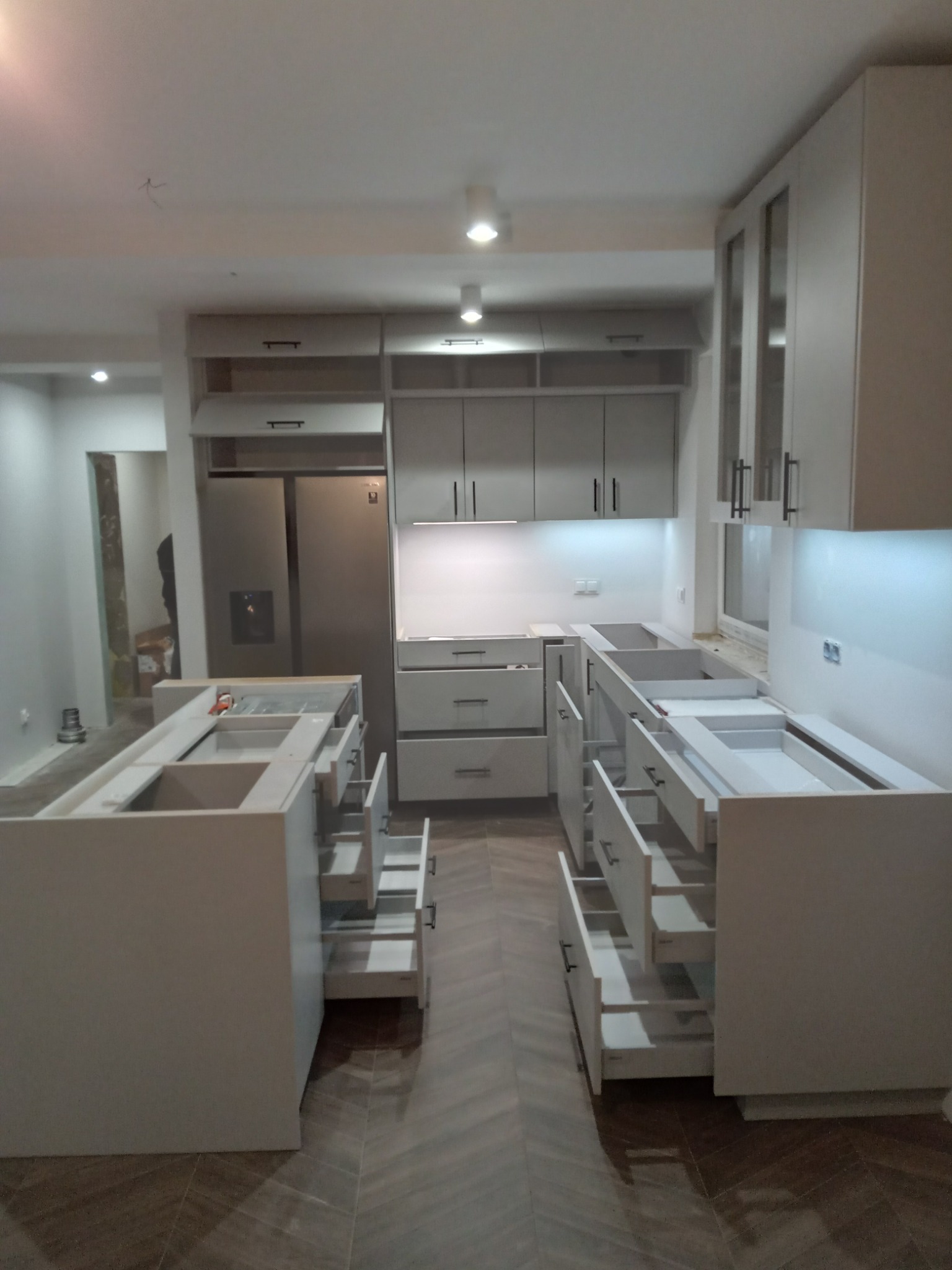 Kuchnia z wyspą, blat konglomerat, system Blum