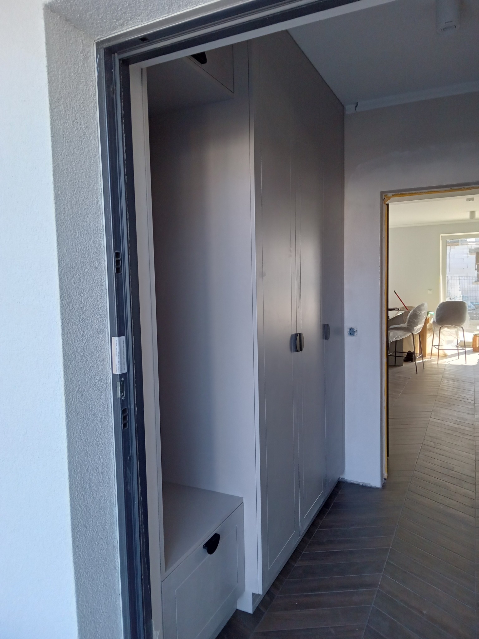 Szafa przedpokój + lamele 3D. Fronty frezowane, lakier mat.