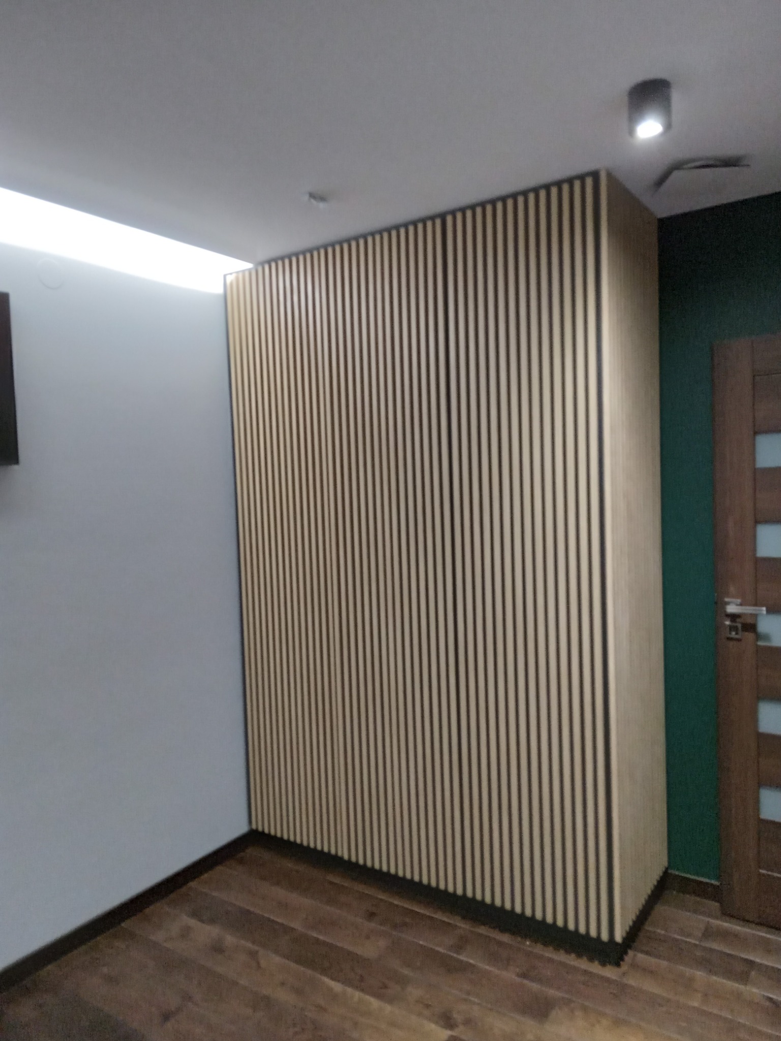 Szafa z lamelami + szuflady wewnętrzne.