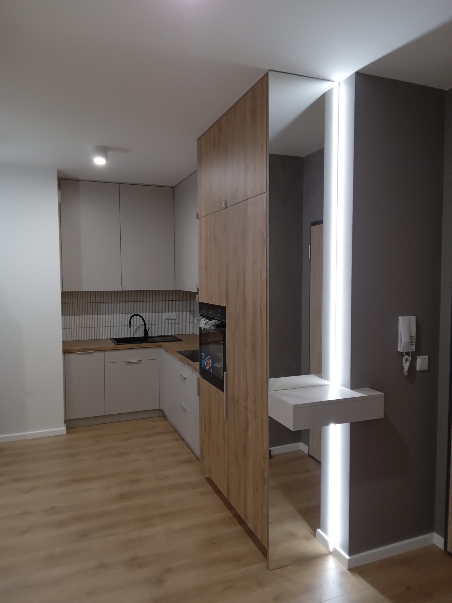 Kuchnia mała. System Blum i Rejs. Blat klejony.