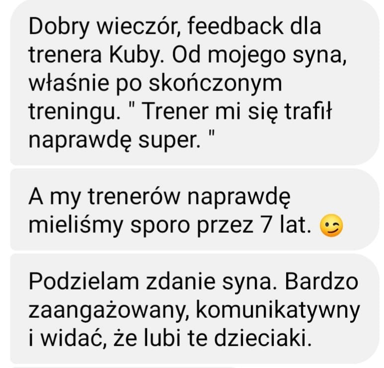 Zrzut ekranu z konwersacji tekstowej, zawierający pozytywną opinię o trenerze Kubie po zakończonym treningu, podkreślający jego zaangażowanie i komunikatywność.