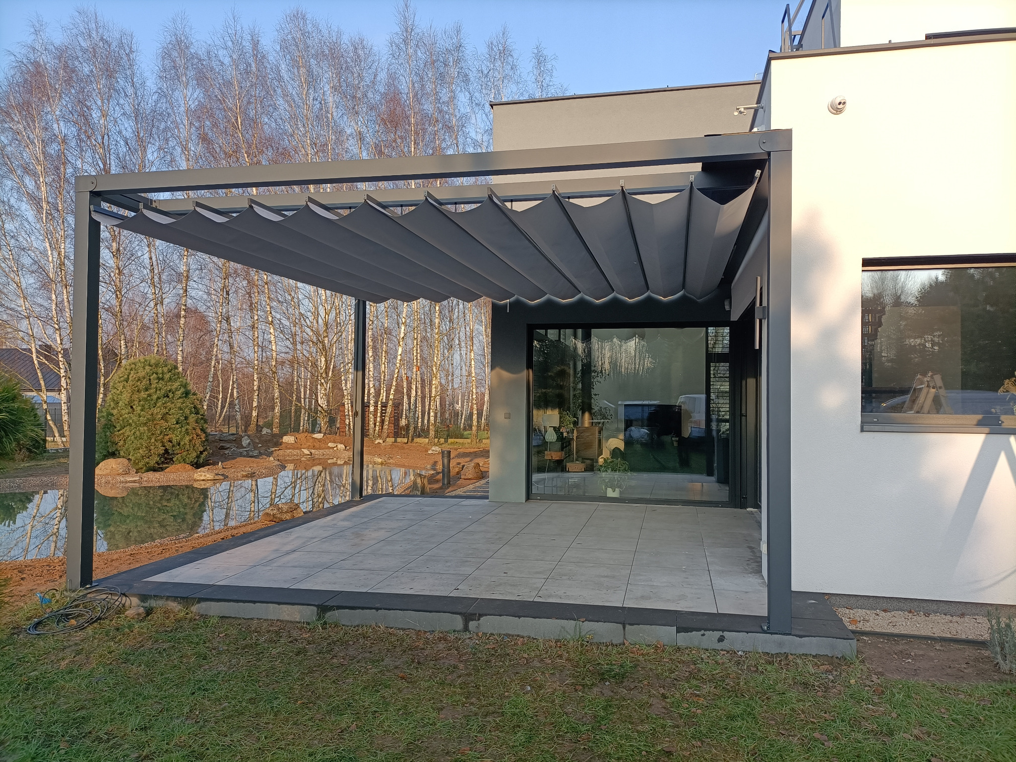 Pergola typ P120 - system z dachem ruchomy w formie roleta rzymska w poziomie.