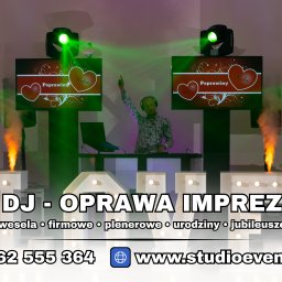 Łukasz Nowak - DJ na stanowisku z laptopem, oświetleniem i dekoracjami świetlnymi. Ekrany z imionami 'Karolina' i 'Kuba'. Napis 'DJ - Oprawa Imprez' i dane kontaktowe.