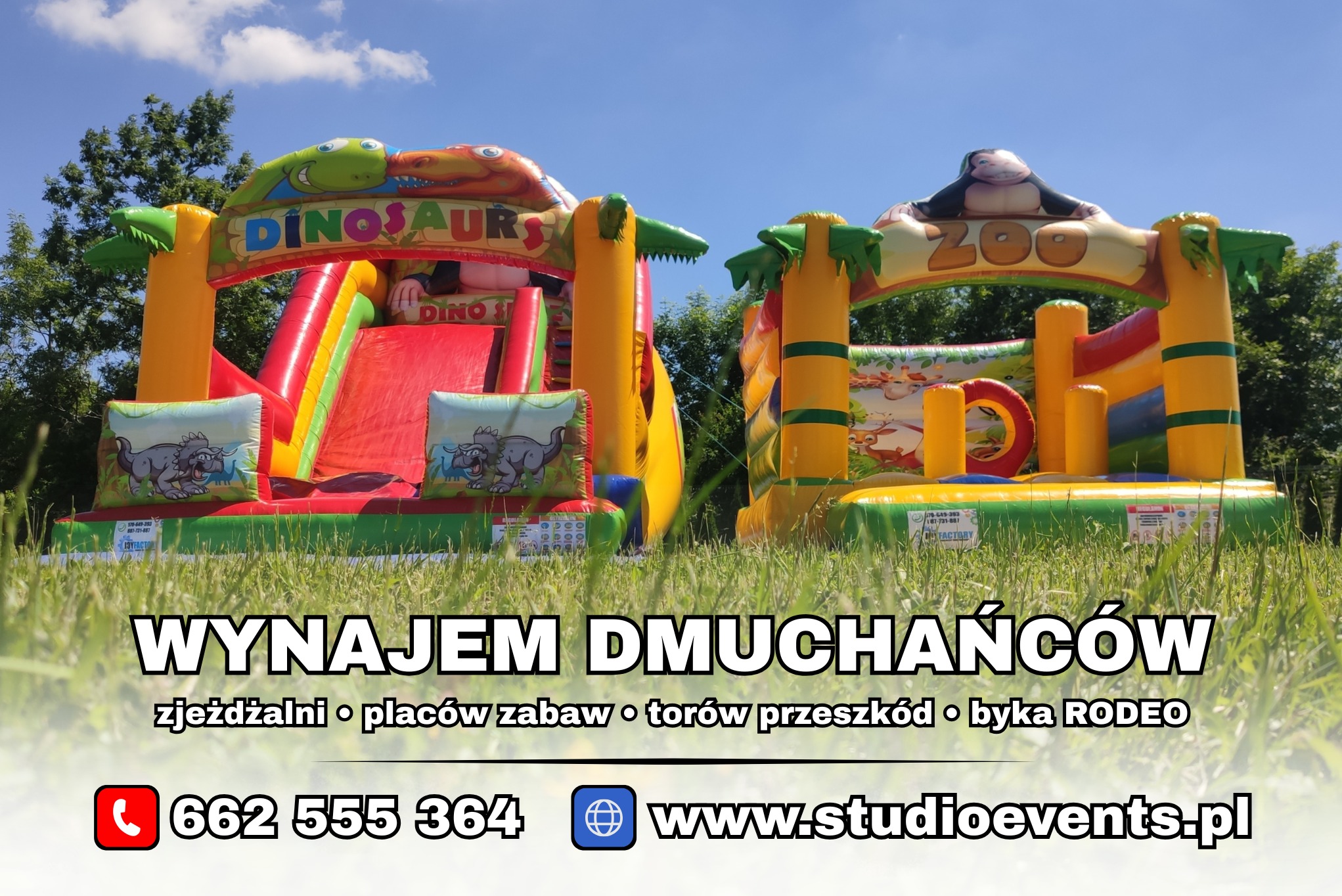 Dwa kolorowe dmuchańce: zjeżdżalnia z motywem dinozaurów i plac zabaw z motywem zoo, ustawione na trawie. Widoczne drzewa w tle. Na pierwszym planie tekst reklamowy.