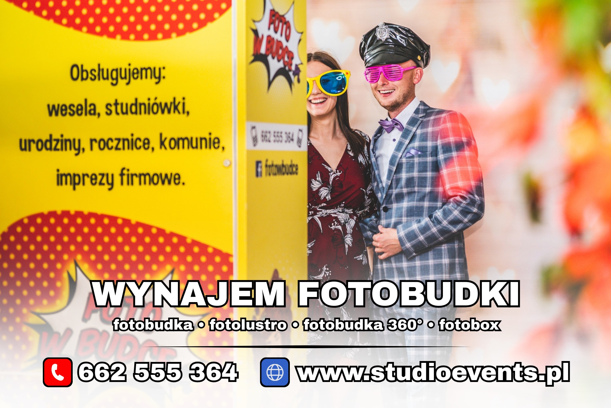 Uśmiechnięta para w zabawnych okularach pozuje obok fotobudki z napisem 'Wynajem Fotobudki' i danymi kontaktowymi. Mężczyzna w czapce i kraciastej marynarce.