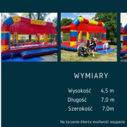 Kolorowy, dmuchany zamek w trzech ujęciach: z boku, z przodu z dziećmi i z boku z bliska, prezentowany na tle zieleni i miejskiej zabudowy. Na slajdzie widoczne wymiary atrakcji oraz informacja...