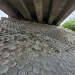 Nasyp betonowy pod mostem trasa S5.