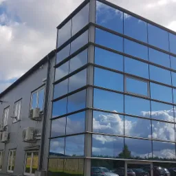 Wyczyszczona powierzchnia szklana z elementami metalowymi.