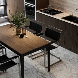 Visual Home Iryna Protsyk - Nowoczesna kuchnia z drewnianymi szafkami, blatem z kamienia i stołem z krzesłami. Na stole dekoracje, w tle okno z widokiem na miasto.