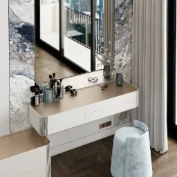 Elegancka toaletka z marmurowym wykończeniem, lustrem, pędzlami do makijażu i kwiatami. W tle widok na miasto z balkonu i stylowy taboret.