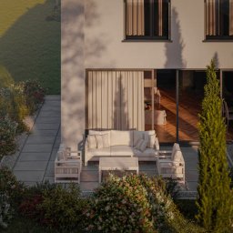 Visual Home Iryna Protsyk - Elegancki taras z jasnymi meblami ogrodowymi, widok z góry. W tle budynek z dużymi oknami i zasłonami, otoczony zielenią. Ciepłe światło słoneczne.