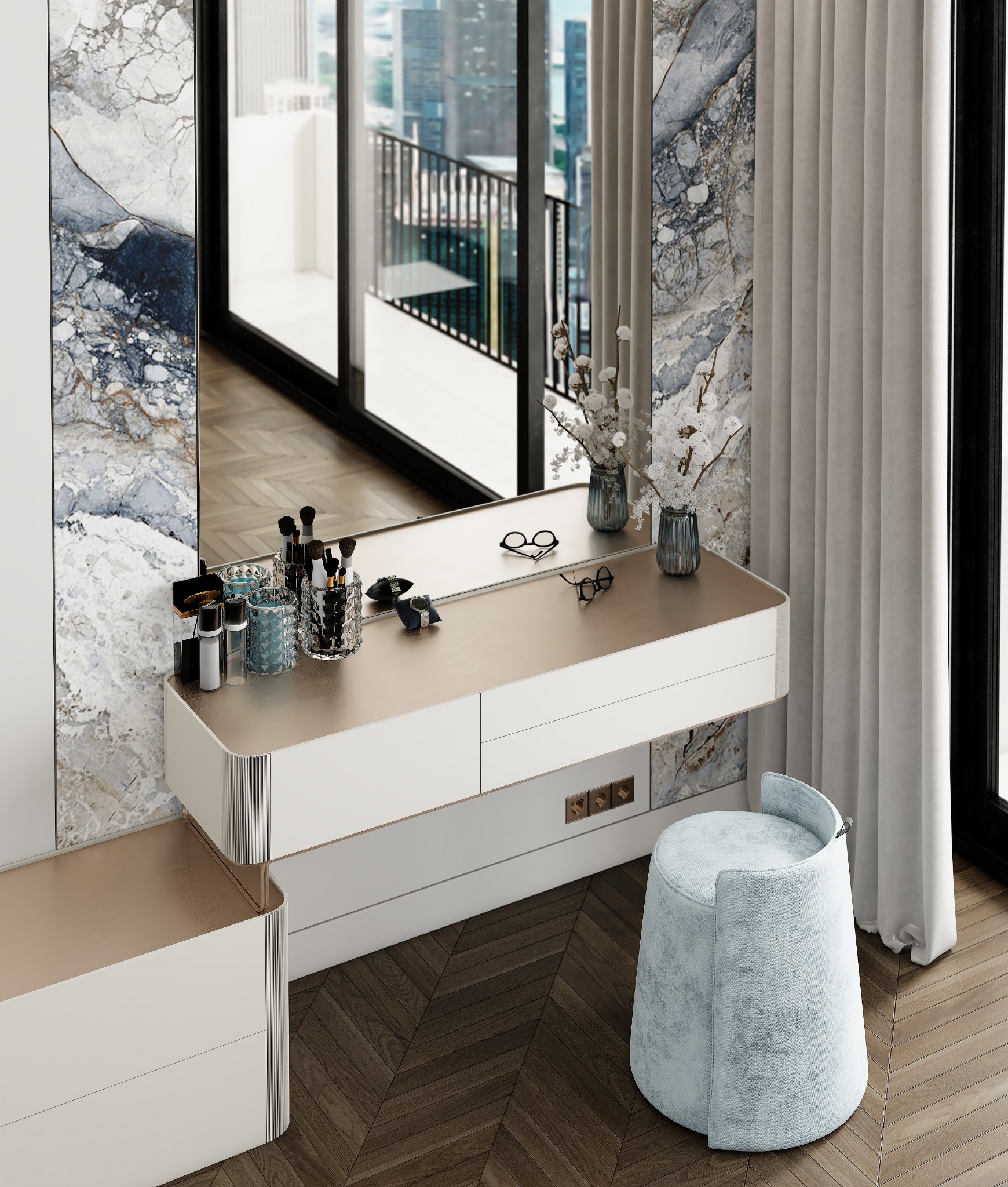 Elegancka toaletka z marmurowym wykończeniem, lustrem, pędzlami do makijażu i kwiatami. W tle widok na miasto z balkonu i stylowy taboret.