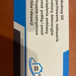 Wizytówka firmy remontowej z listą usług: zabudowy GK, szpachlowanie, malowanie, struktury dekoracyjne, docieplenia poddaszy, montaż podłóg/paneli, malowanie natryskowe dachów i elewacji oraz logo...