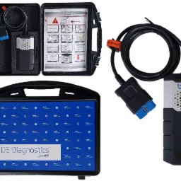 Zestaw diagnostyczny Delphi DS Diagnostics w czarnym etui z instrukcją i oddzielny moduł diagnostyczny z niebieskim złączem OBD.