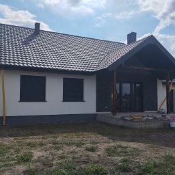 Stardom Łukasz Starosta - Tynk strukturalny, podbitka, obróbki blacharskie, płomieniowanie drewna. Kramsk