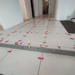 Wykończenie łazienki, układanie płytek, szpachlowanie i malowanie ściań. Łagówek