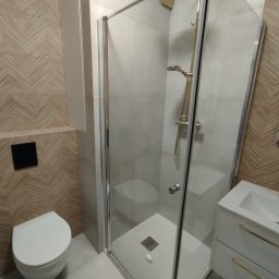 Kompleksowe wykończenie łazienki w mieszkaniu w bloku