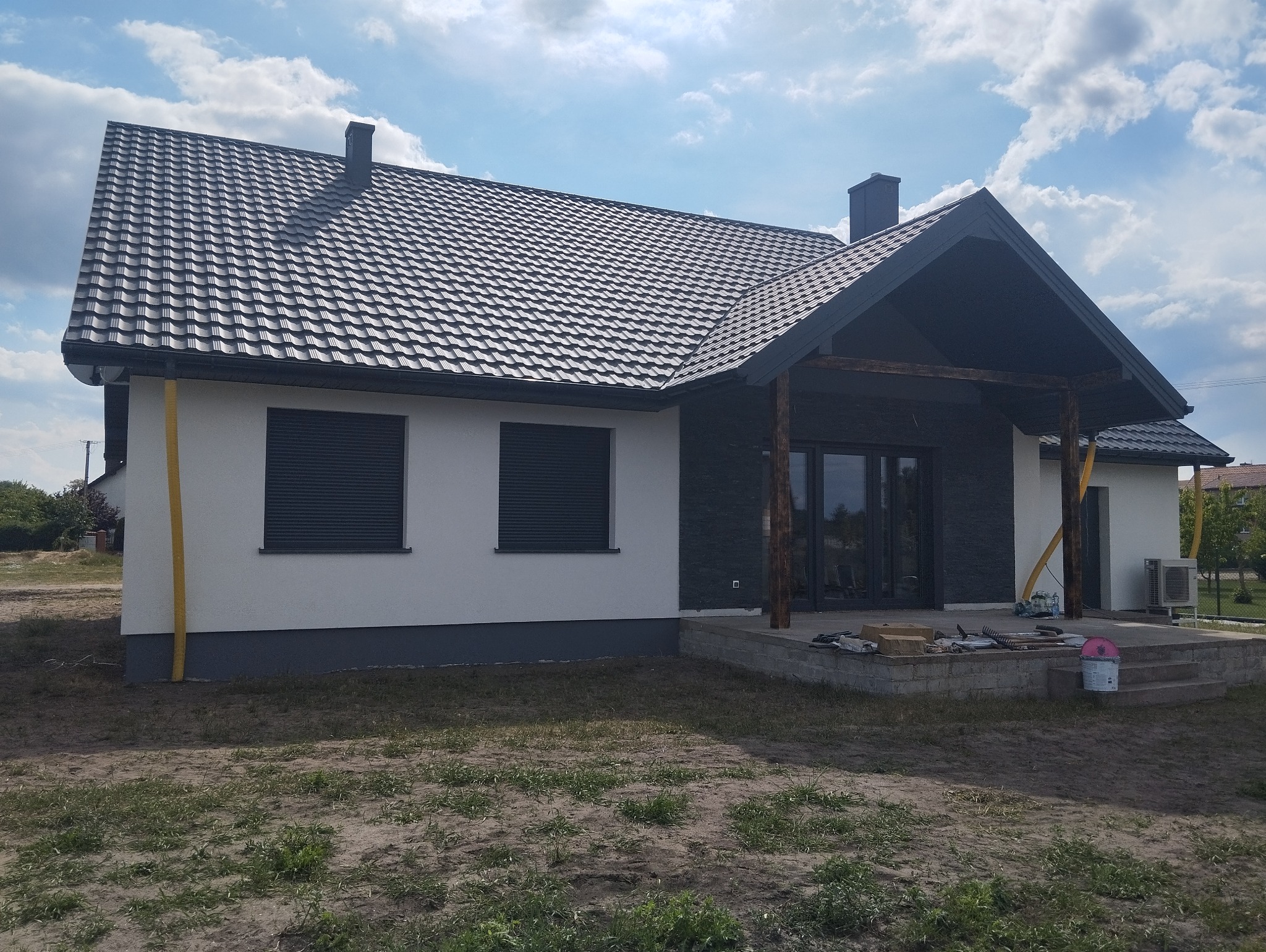 Tynk strukturalny, podbitka, obróbki blacharskie, płomieniowanie drewna. Kramsk