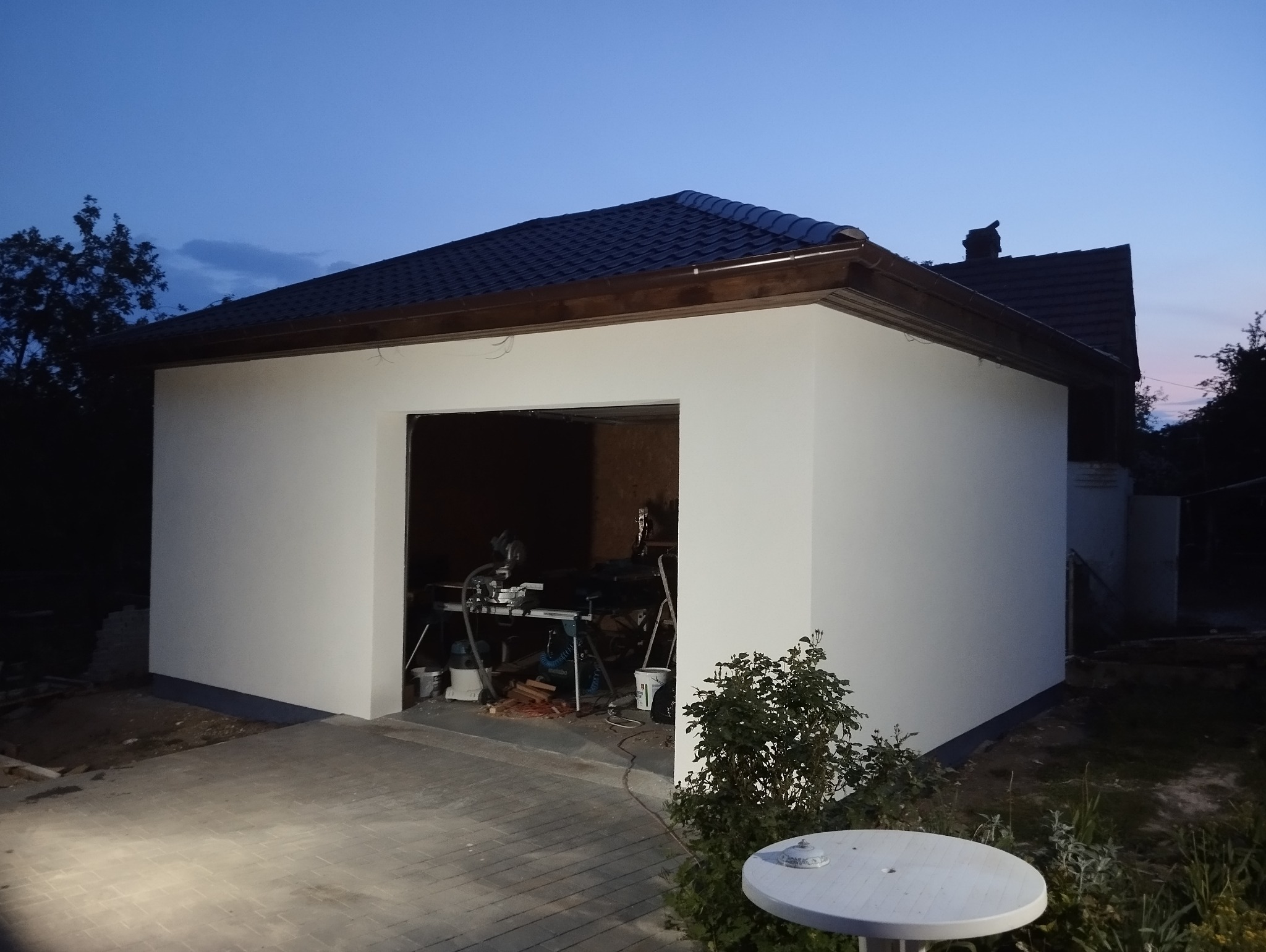 Ocieplenie, tynk strukturalny podbitka drewniana garażu. Gorzów Wlkp.