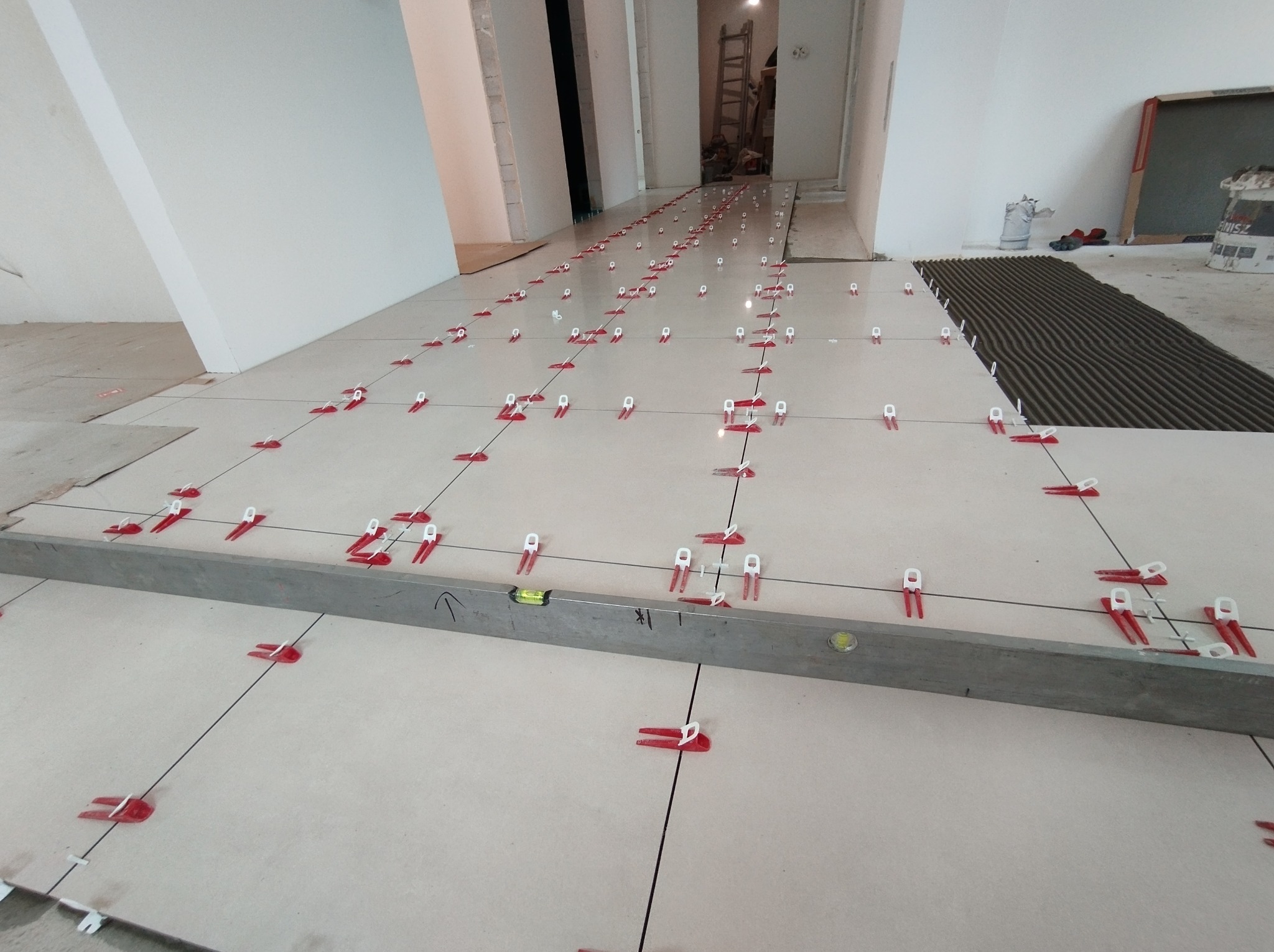 Wykończenie łazienki, układanie płytek, szpachlowanie i malowanie ściań. Łagówek