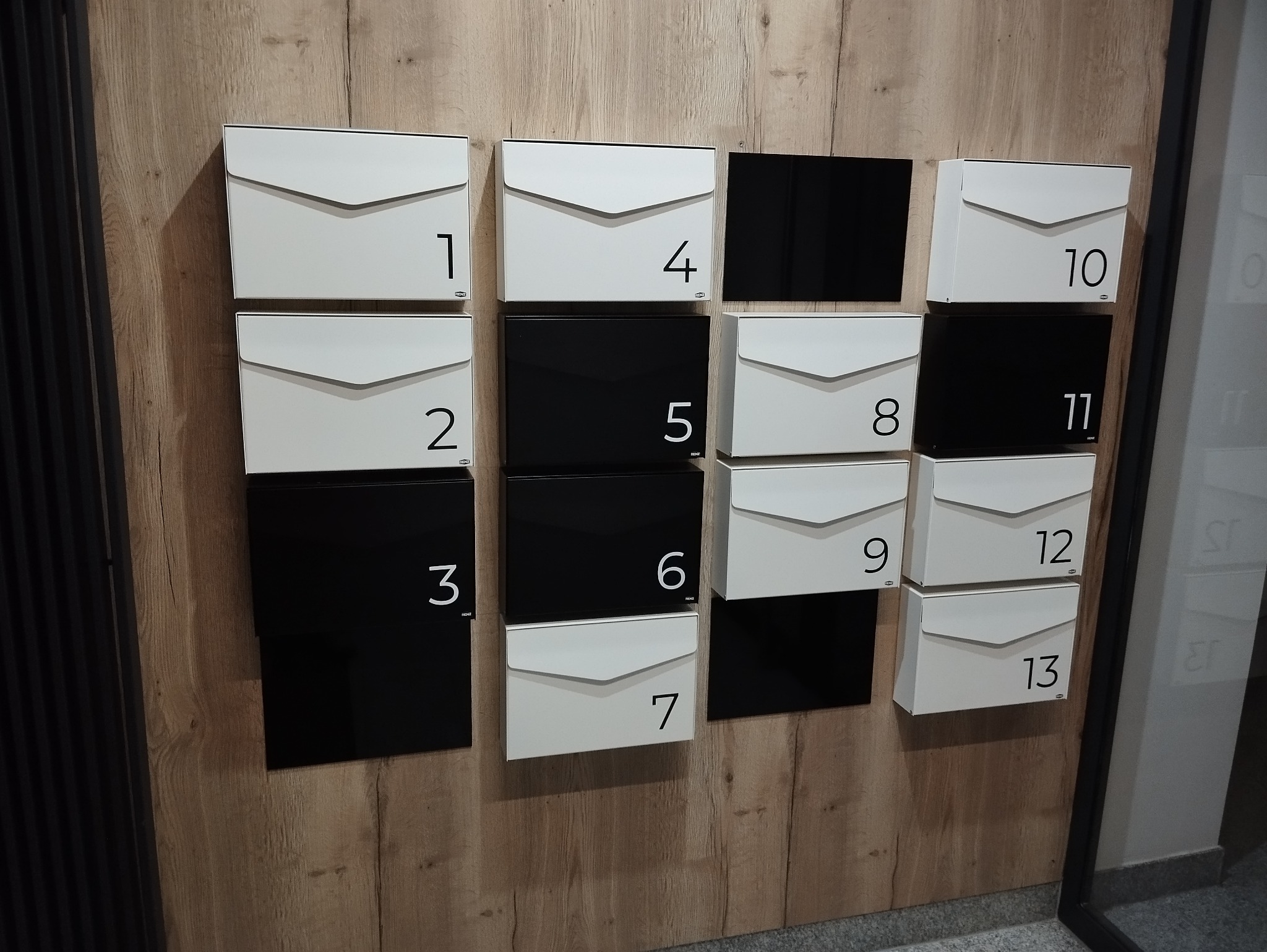 Montaż skrzynek na listy budynek wielorodzinny. Zielona Góra.