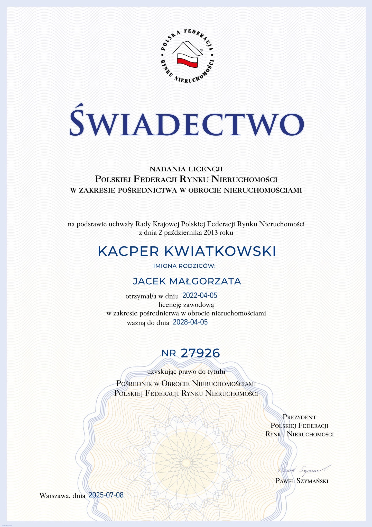 Skan świadectwa nadania licencji pośrednika w obrocie nieruchomościami Kacpra Kwiatkowskiego, wydanego przez Polską Federację Rynku Nieruchomości.